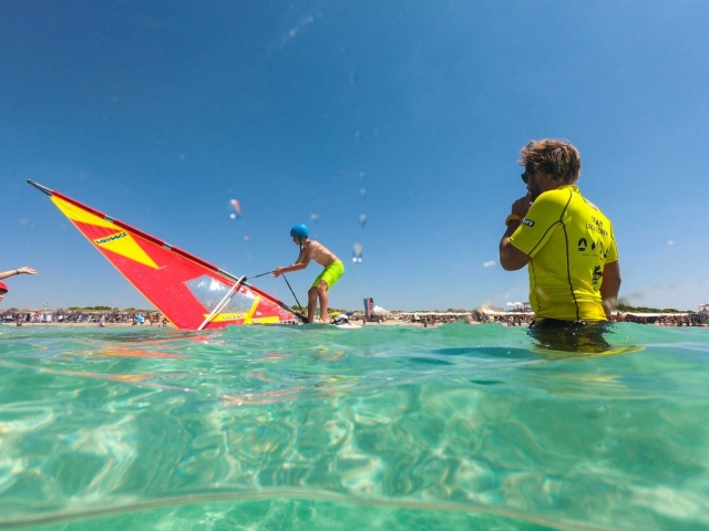 Curso básico de kitesurf de 6 horas en Torre San Giovanni