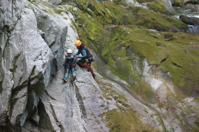  Abstieg von den Felsen. 