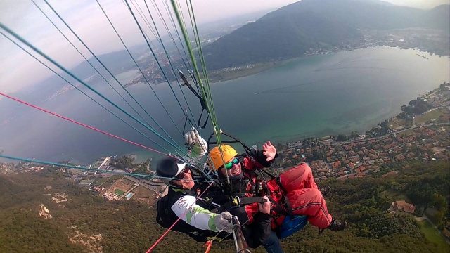  paragliding on the lake 