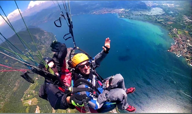  paragliding on the lake 