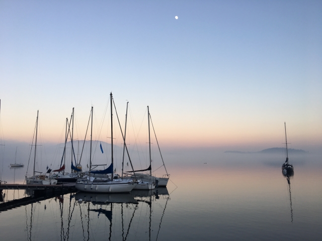 Barche a vela ormeggiate.