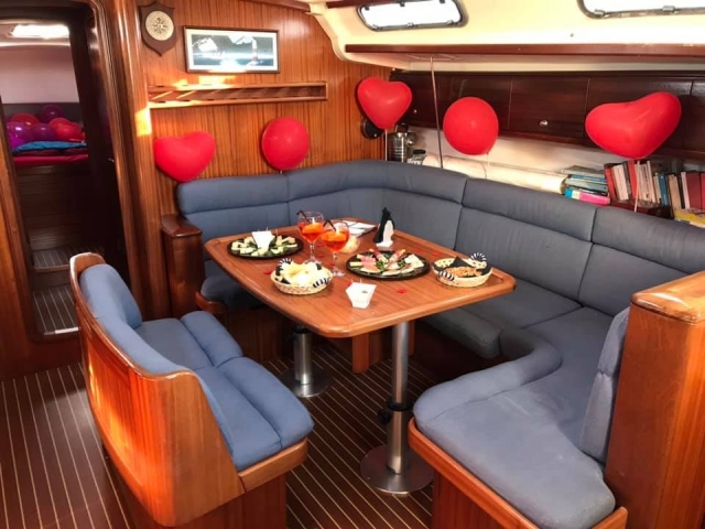  Abendessen für zwei Personen an Deck. 
