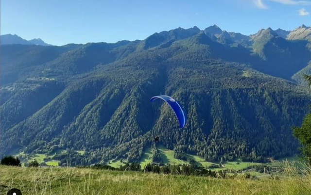  Gleitschirmfliegen im Flug