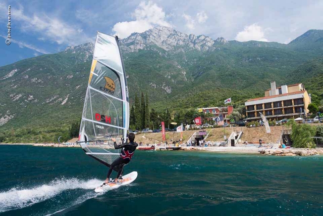 Planche à voile sur la côte 