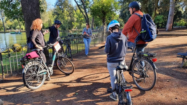 Ciclistas en el parque 