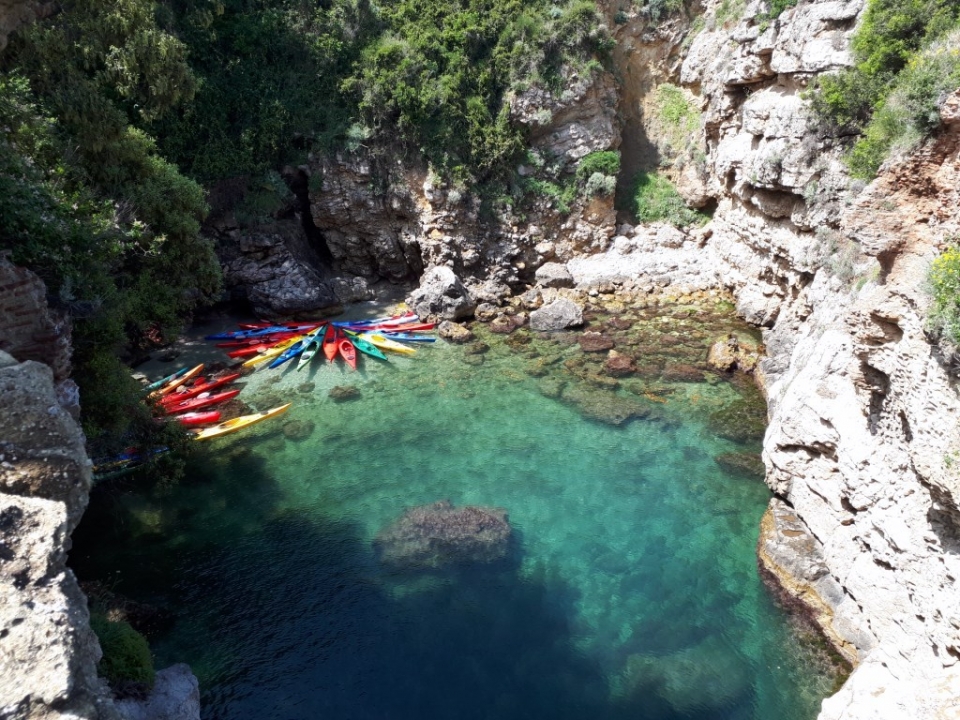  Pedreira com águas cristalinas
