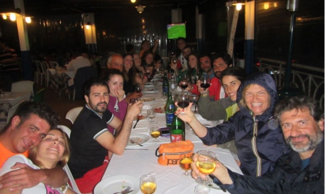 Cena en la playa después de remar 