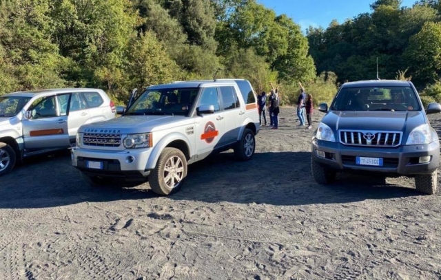 p-68130-etna-in-jeep_16148761479127.jpg