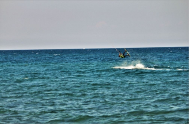  Kitesurfing no mar 