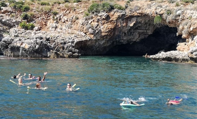Baignade rafraîchissante dans la mer 