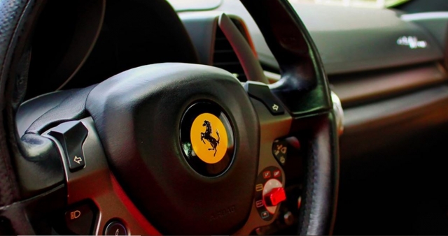  O volante de um poderoso F458 