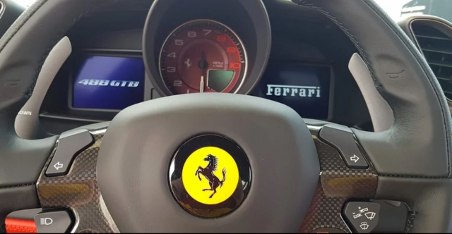 Al volante di una Ferrari