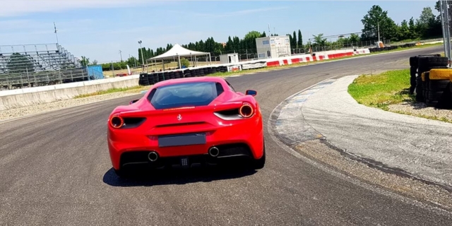 In pista con una Ferrari 488