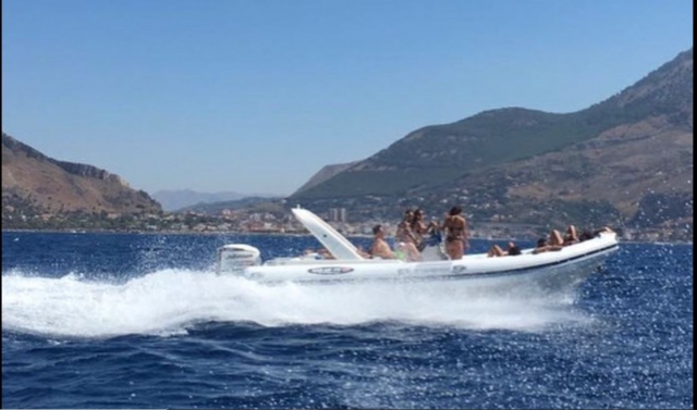 In gommone da Addaura