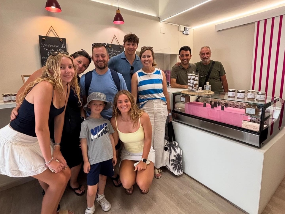 - Eine Familie, die die probierende Taste mit einer geführten Tour genießt - Eine Familie, die die probierende Taste mit einer geführten Tour genießt