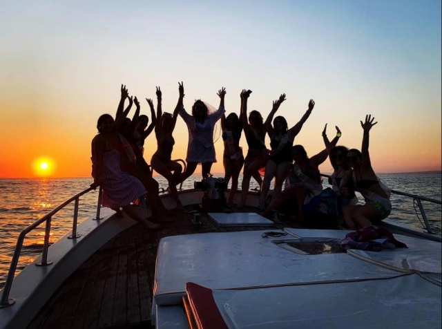 auf einem Boot mit Freunden 