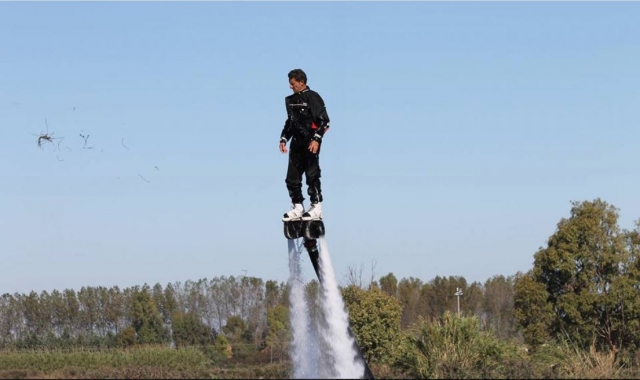 Suspendido en flyboard 