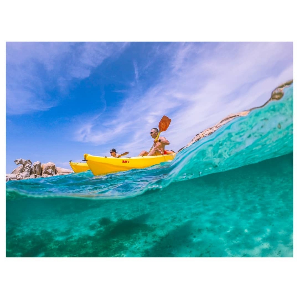 划着皮划艇在海浪上 