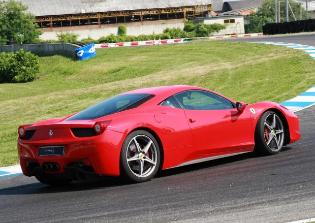 la ferrari in circuito