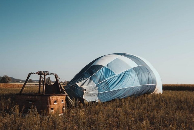 gonfiaggio della mongolfiera prima del volo