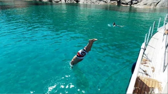  Diving into the sea 