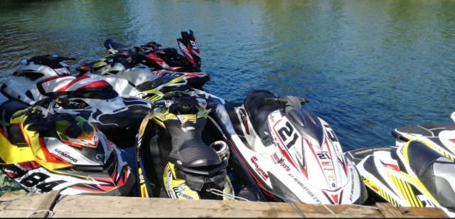  Moto de agua en el lago