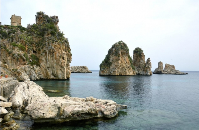arriver en jet ski aux piles maritimes de Scopello 