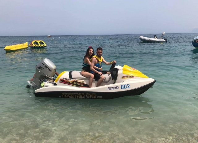  在吉达洛科海滩清澈的海水中 