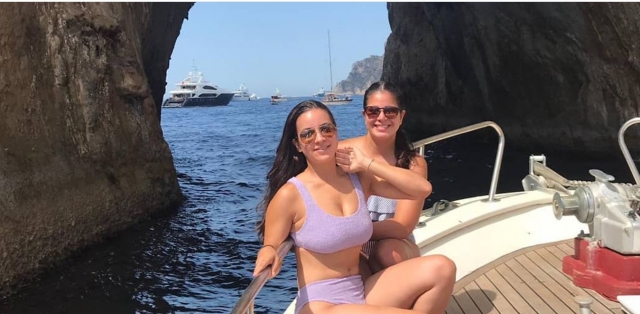  Stop off the coast of Capri 