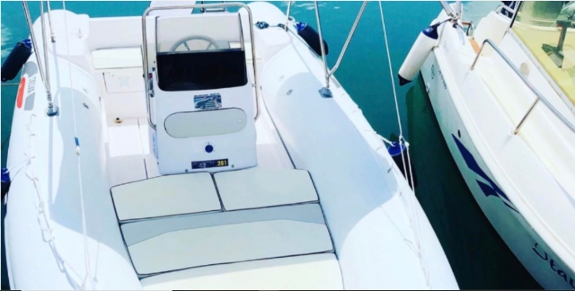 在我们的 Dinghy Selva 上 
