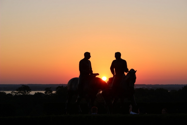  Cabalgando al atardecer 