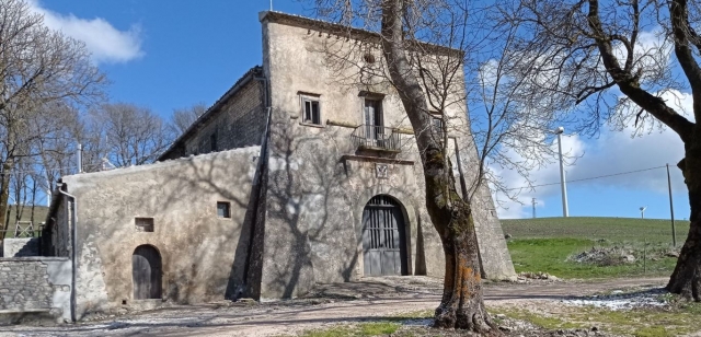 Casale nel bosco