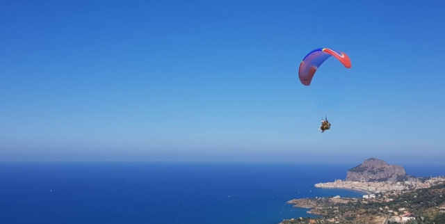  Beim Tandem-Gleitschirmfliegen 