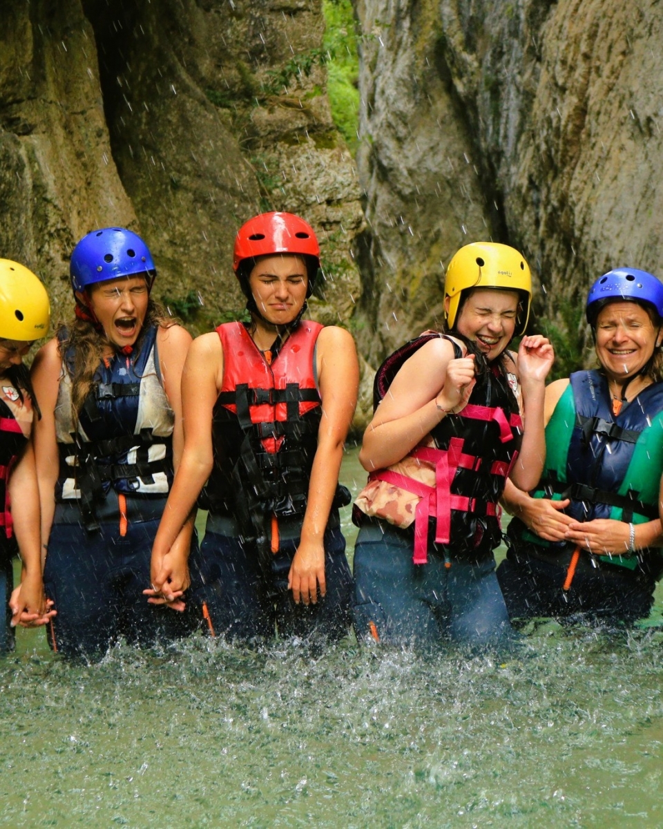 Nos riachos em grupos 