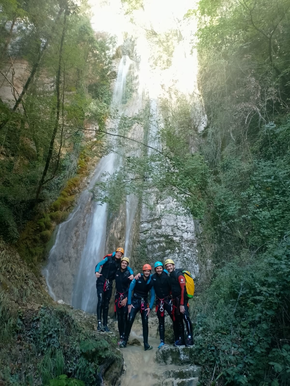 Foto de grupo bajo las cascadas 