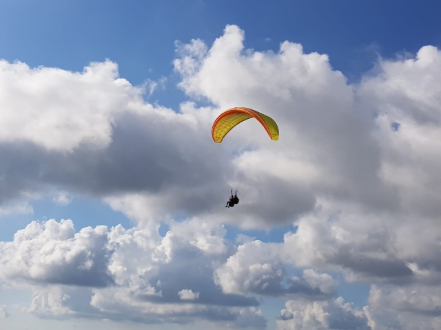  在云彩和蓝天之间 