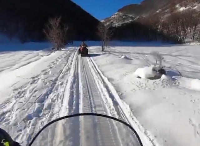 骑雪地摩托车 