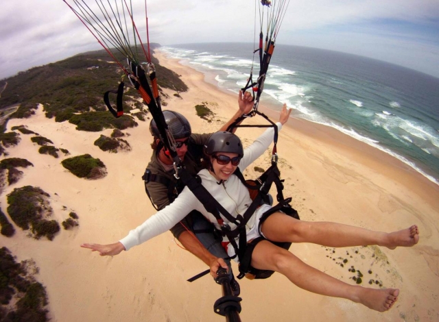  Gleitschirmfliegen am Meer 