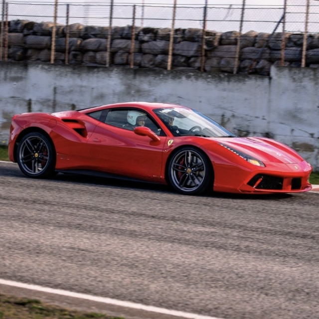 驾驶 Ferrari 458 在 Tazio Nuvolari 赛道上跑 2 圈