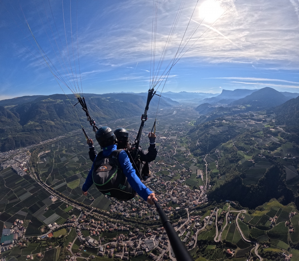  Parapente avec vue sur la montagne 