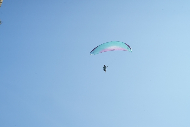  Parapente no céu azul 