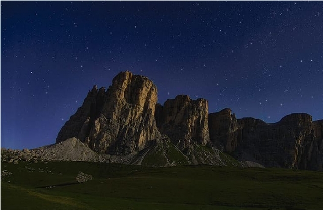 le alpi carniche durante la notte