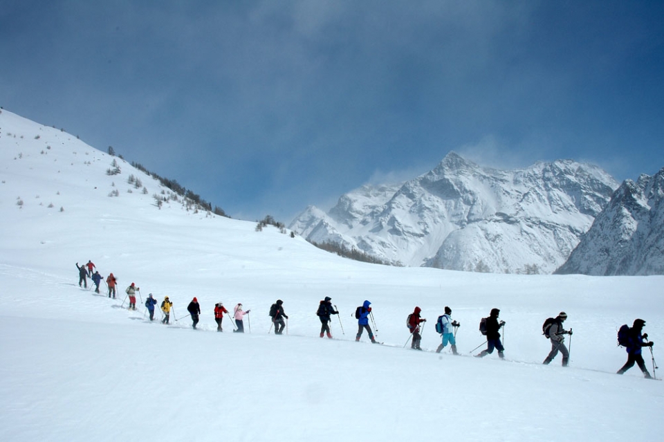  Caminhadas na neve em grupo 