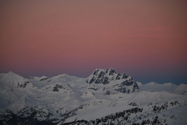  Les montagnes sous un coucher de soleil rosé 