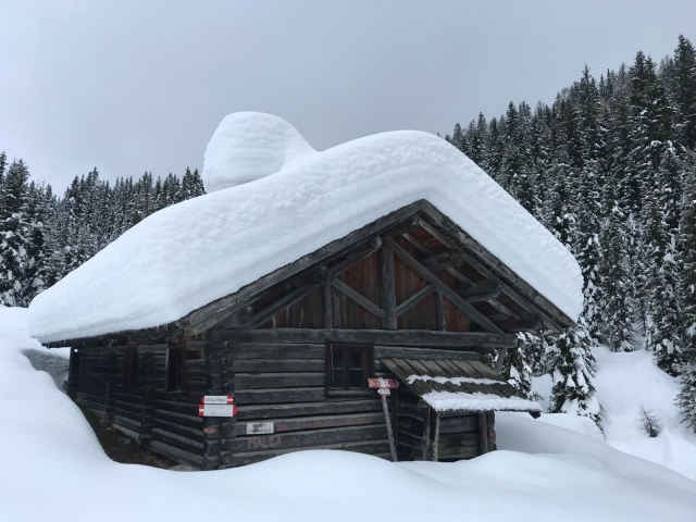  Cabane dans la neige