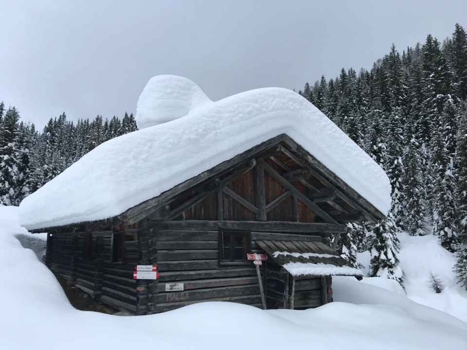  Cabane dans la neige