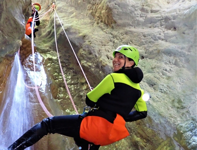  learn the main techniques of canyoning 