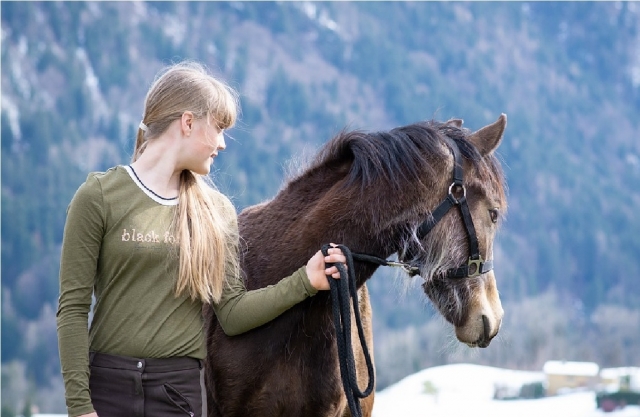  Mädchen und Pferd 