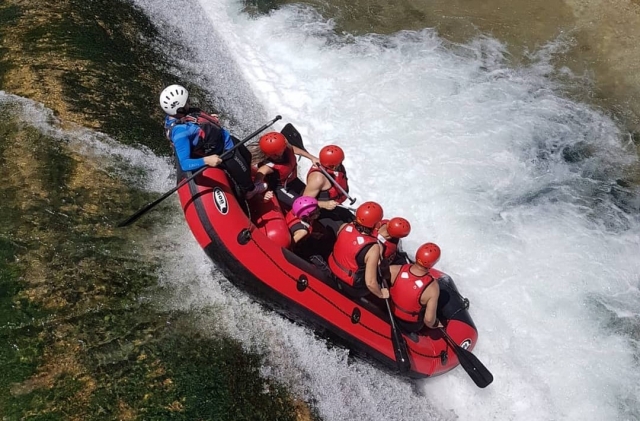  vamos a hacer rafting junto con un equipo increíble 
