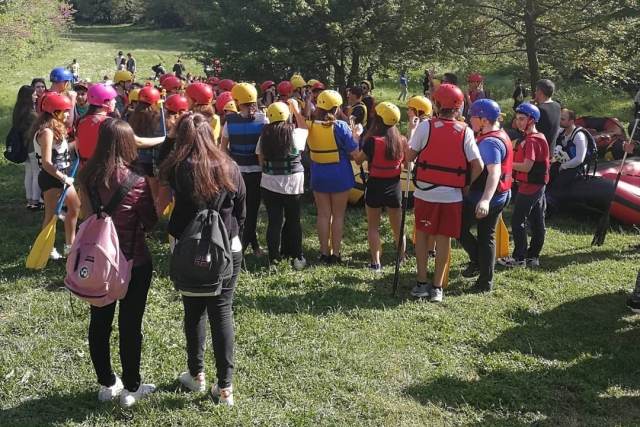 tutti insieme in gruppo per fare rafting